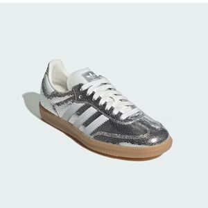 adidas women’s cracked leather Silver Metallic Samba size 9